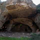 Pare di essere in un chiesa sotterranea, scavata nella roccia mille anni fa. Una roccia friabile e preziosa che tanto tempo dopo permise la costruzione di una strada sul mare divenuta simbolo incontrastato di Bari